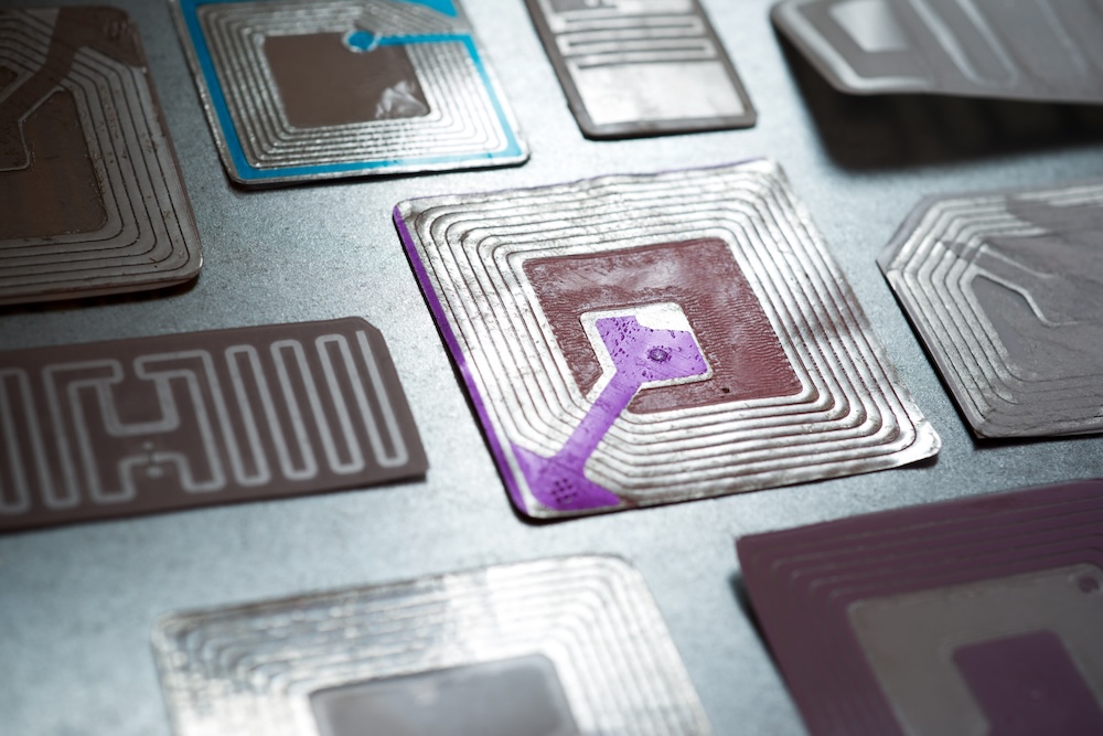 Rfid tags on a metal table